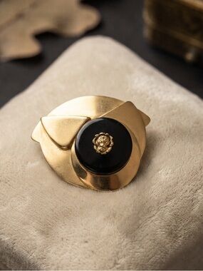 Vintage 80s Power Lion Head Medallion Brooch